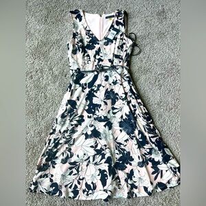 NWT Tommy Hilfiger Floral Dress With Belt - Size US 6
